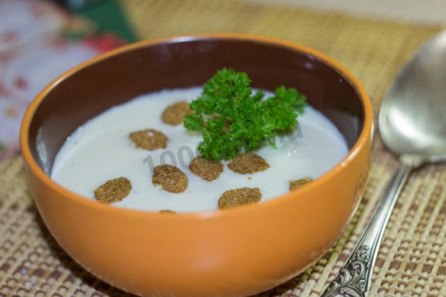 Creamy cauliflower soup with onions