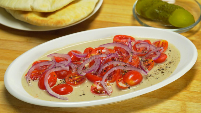 Salad with tomatoes and thin