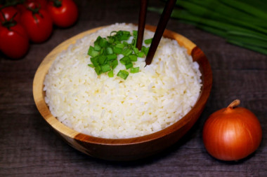 Stewed rice in butter with green onions