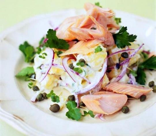 Salad with smoked horse mackerel potatoes and apple