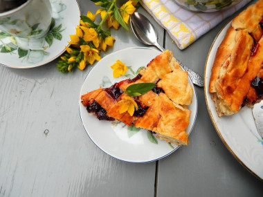 blackcurrant pie with butter and sour cream