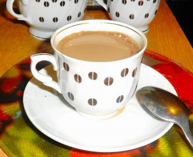 Coffee with milk, cinnamon and nutmeg