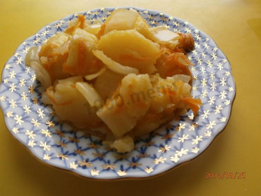 Variegated potatoes with onions and carrots