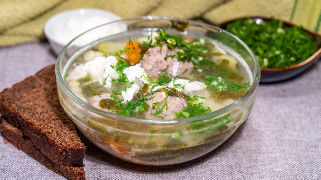 Sorrel summer soup with meatballs and egg