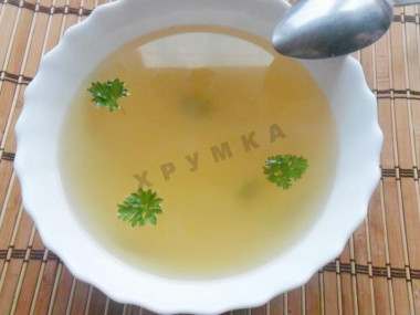 Transparent fish giblet broth