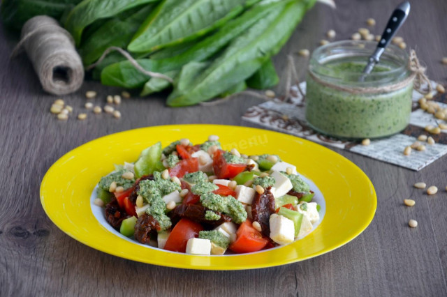 Salad with cheese and dried tomatoes with spinach sauce