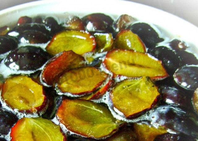 Plum jam in five minutes