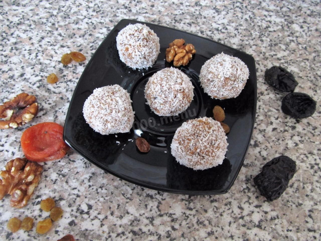 Dried fruit candies in a blender