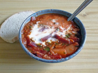 Borscht with beetroot and pork ribs according to the classics