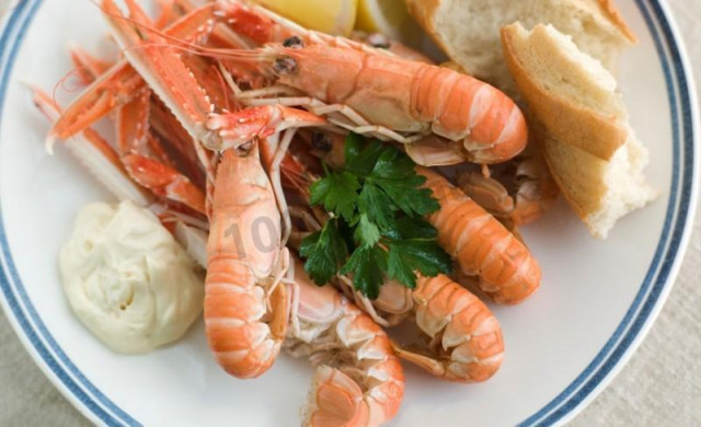 Cooking langoustines with sea salt