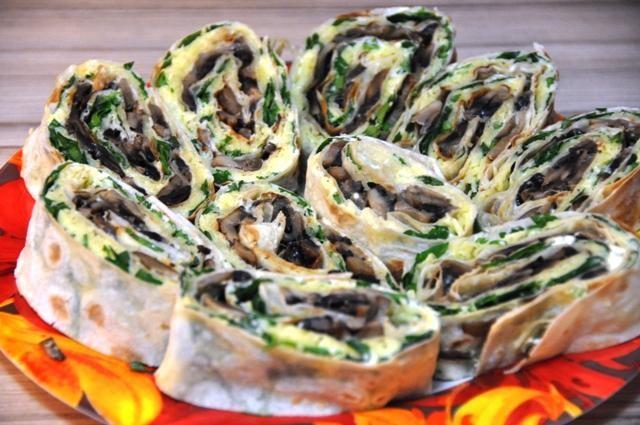 Pita bread roll with champignons and cheese