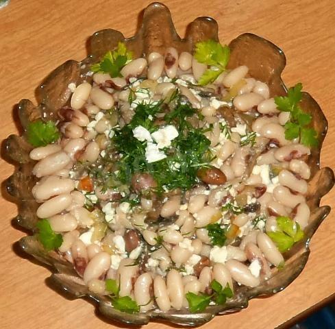 Salad with white beans, eggs and mushrooms