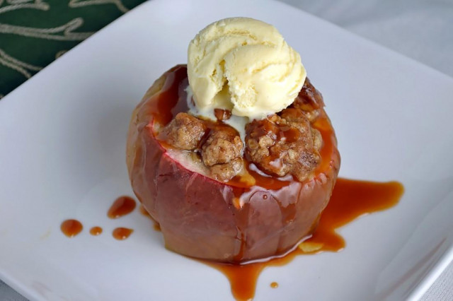 Baked apples in caramel