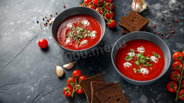 Tomato soup with garlic and aromatic herbs