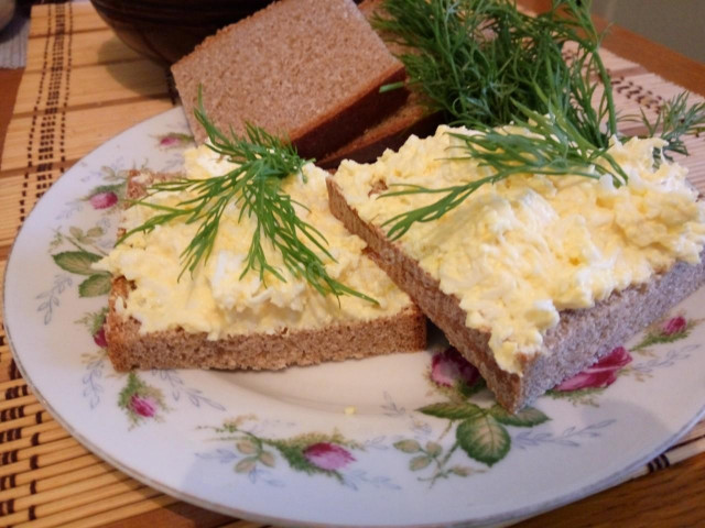 Spread of melted cheese and eggs