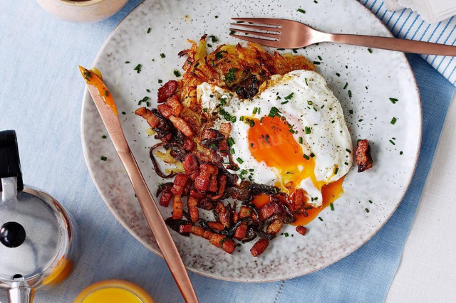 Scrambled eggs with bacon and onions