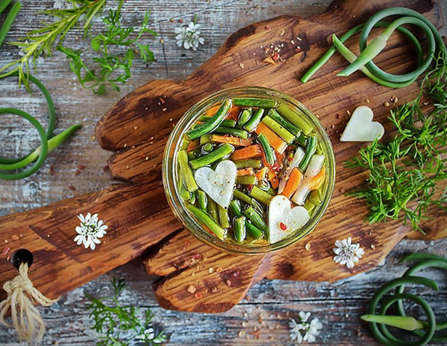 Salad with garlic arrows for winter