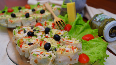 Snack rolls with chicken and fish