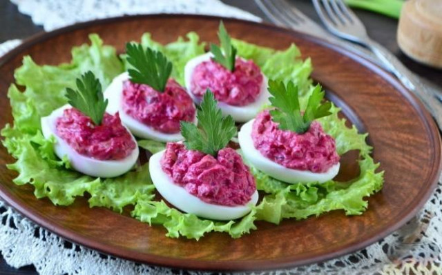 Mini herring under a fur coat in egg tartlets