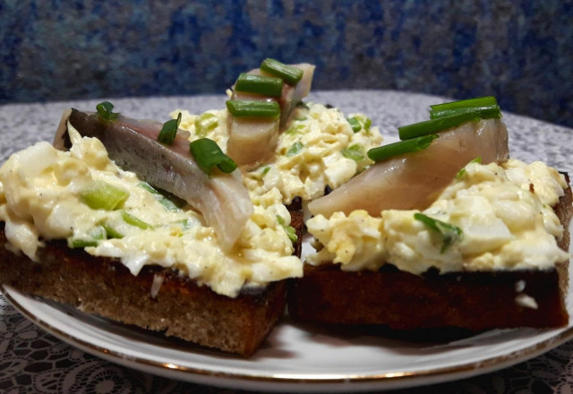 Croutons with egg and herring