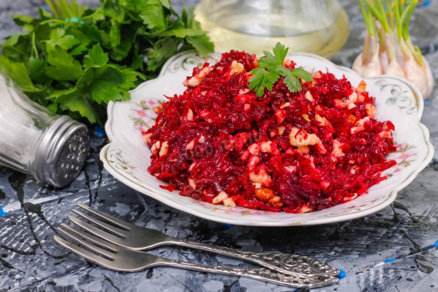 Beetroot with garlic and walnuts without mayonnaise