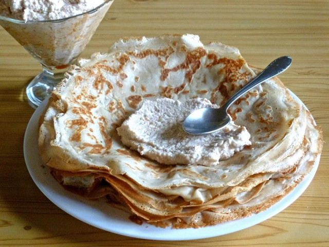 Cottage cheese filling with jam and nuts for pancakes and pancakes