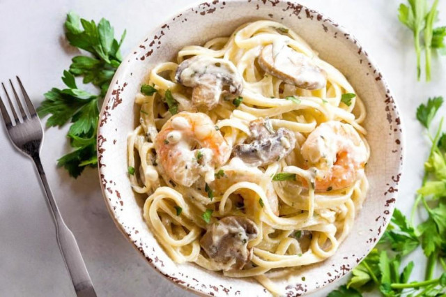 Pasta with shrimp and mushrooms in cream sauce