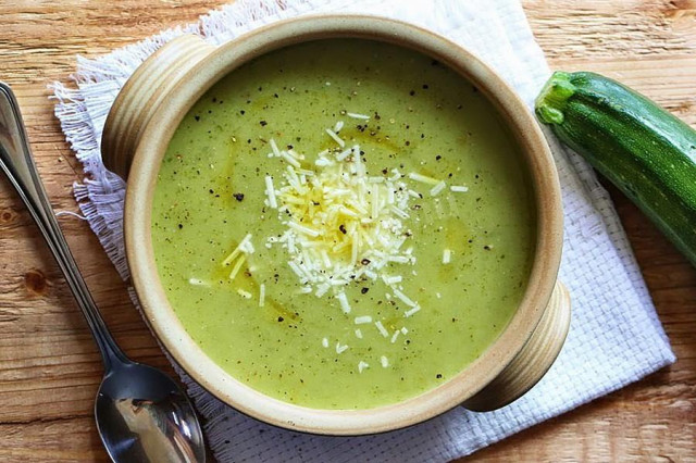 Zucchini puree soup with cream