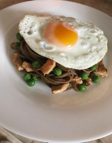 Buckwheat noodles with rabbit, green peas and ginger