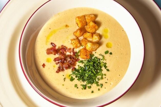 Pea cream soup with bacon