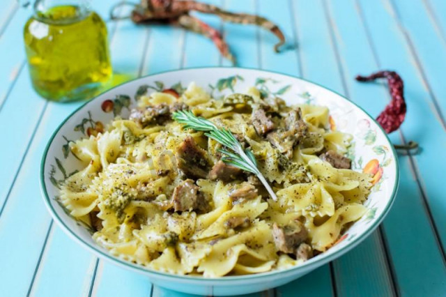 Farfalle with chicken fillet, pine nuts and pesto