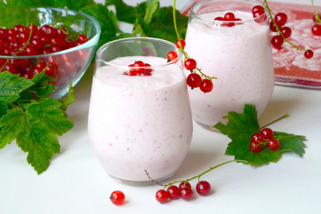 Red currant milkshake with banana