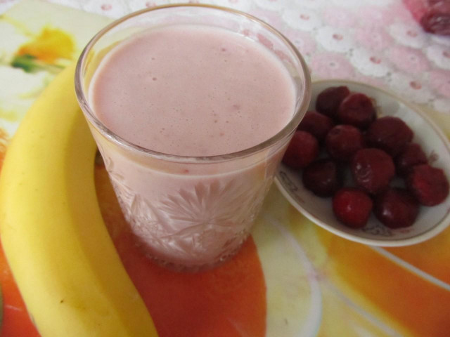 Banana-cherry smoothie