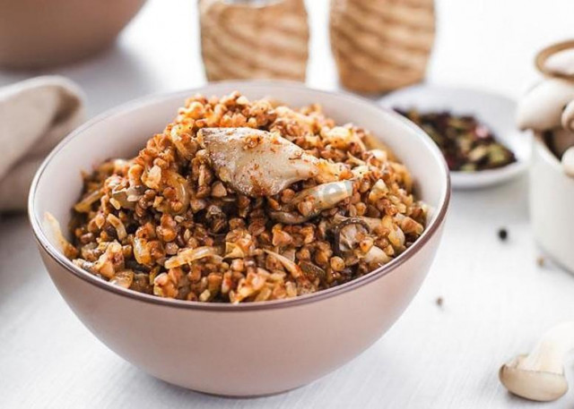 Crushed buckwheat with oyster mushrooms