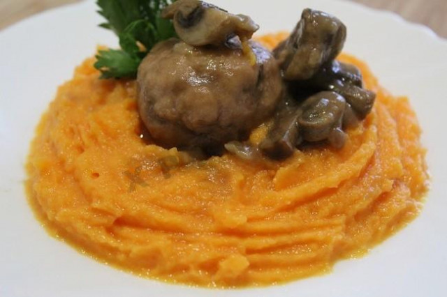 Meatballs with pumpkin puree with mushroom sauce