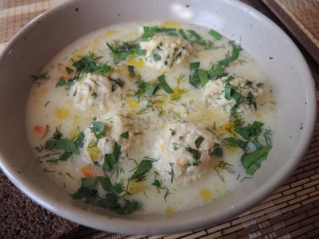 Cheese soup with vegetables and chicken meatballs