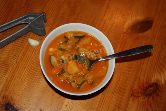 Vegetarian zucchini soup with tomato juice