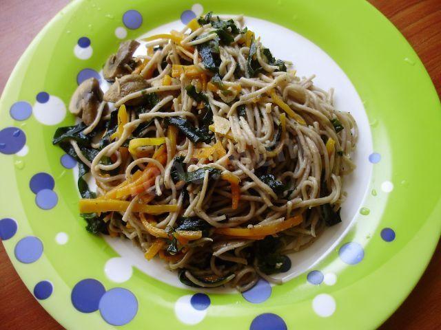 Buckwheat noodles algae champignons