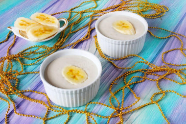 Sour cream banana cream dessert