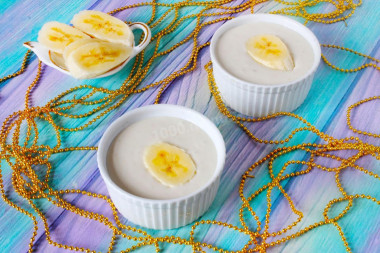 Sour cream banana cream dessert