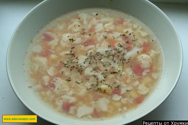 Cauliflower soup with potatoes and tomatoes