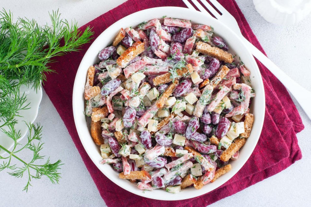 Salad with beans, crackers and sausage