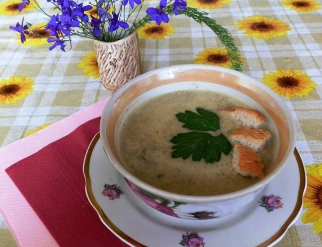 Cheese puree soup with mushrooms and potatoes