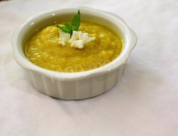 Mashed soup with leeks, sweet peppers and melted cheese