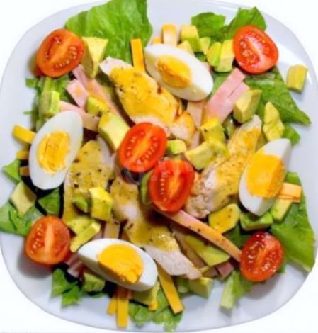 Avocado salad with smoked chicken