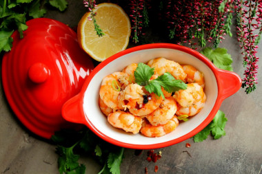 Fried shrimp with garlic in a frying pan