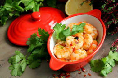 Fried shrimp with garlic in a frying pan