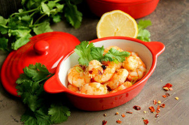 Fried shrimp with garlic in a frying pan