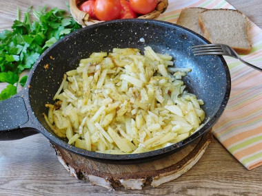 Fried potatoes with onions in a frying pan