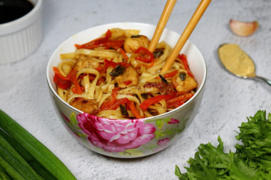 Wok noodles with chicken and vegetables